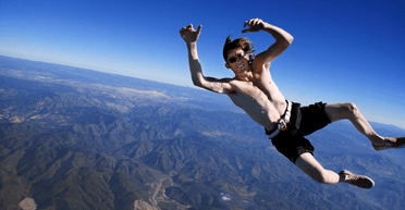 Ученые рассказали, возможно ли выжить при падении с самолета без парашюта