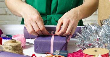Жінка показала 4 способи, як круто запакувати будь-який подарунок (відео)