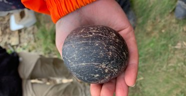 Археологи обнаружили редкие камни в "исчезающей" гробнице в Шотландии