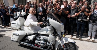 Двухколесный папамобиль: Папа Римский продает эксклюзивный мотоцикл BMW (фото)