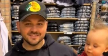 Жінка доручила чоловікові одягати дітей: схоже, він не так її почув (фото, відео)