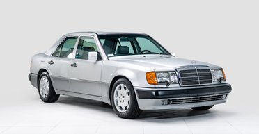 Старий 34-річний Mercedes W124 продають за ціною нового Bentley (фото)