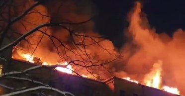 Вогонь охопив 4000 кв метрів: у Москві загорілася житлова багатоповерхівка (відео)