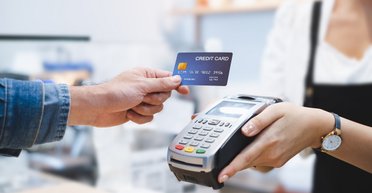 Отказ от наличных: почему украинцы открывают больше платежных карт