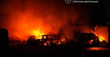 У місті вибухи і пожежі: росіяни скинули на Запоріжжя 5 авіабомб, є жертви (фото, відео)