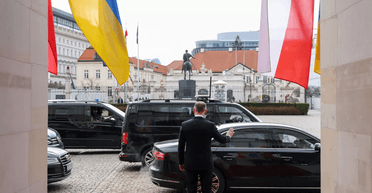 Отслеживал несколько месяцев: в автомобиле кортежа Дуды обнаружили "жучок", — TVN24