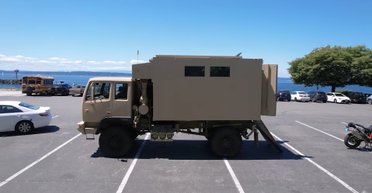 Військову вантажівку перетворили на практичний будинок на колесах для бездоріжжя (відео)