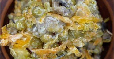 Бюджетно і дуже смачно: рецепт салату з горошком і грибами