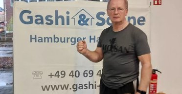 Пенсіонер голими руками розбиває бейсбольні битки та планує розтрощити 25 бетонних плит (фото)