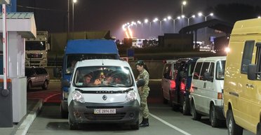 Выезд мужчин из Украины: Зеленский объяснил, почему частично открыли границу (видео)