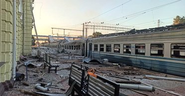 Удар по вокзалу в Лозовой: город атаковали более 25 "шахедов", пострадали 10 человек