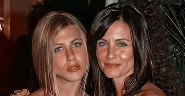 Сальма Хаєк та Кортні Кокс привітали Дженніфер Еністон з днем народження (фото)