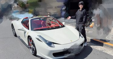 Осталось только фото: мужчина 10 лет собирал деньги на Ferrari и потерял его сразу после покупки