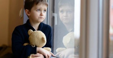На празднование 7-летия мальчика никто не пришел: мама в слезах рассказала, что произошло (видео)