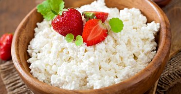 Сладкий или соленый: диетологи объяснили, какой творог полезнее для здоровья