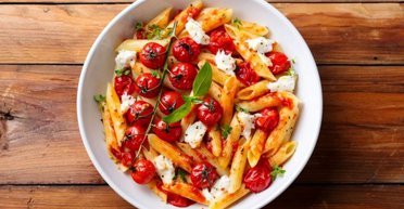 С помидорами и базиликом: рецепт самой простой и популярной пасты из TikTok