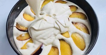 Самая летняя выпечка: рецепт шарлотки с персиками