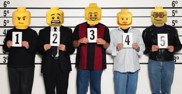 "Це смішно": у поліції вирішили замінювати обличчя підозрюваних конструктором Lego (фото)