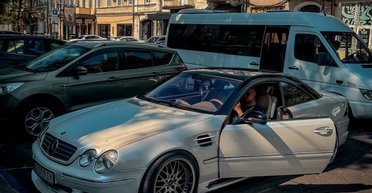 Люкс из 2000-х: в Украине заметили редкий 500-сильный Mercedes с тюнингом (фото)