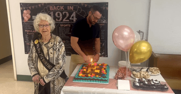 "Мне повезло": 100-летняя женщина отпраздновала только 25-й свой день рождения (видео)