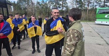 Зеленский сообщил об обмене пленными: вернули 193 бойцов, большинство спасли из Чечни (фото)