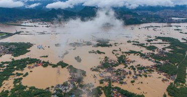 Крупнейшее за последние полвека: юг Китая страдает от разрушительного наводнения (видео)