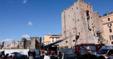 В Риме обрушилась средневековая башня: под завалами оказались люди (видео)