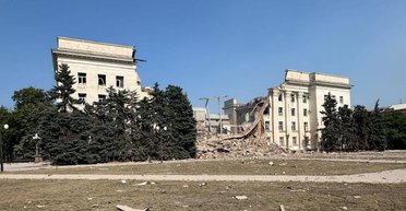 Херсонская ОВА разрушена: ВС РФ ударили по зданию второй раз (фото, видео)