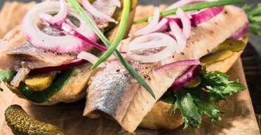 Як швидко почистити оселедець і не забруднити обробну дошку (відео)