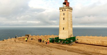 Интронизация Нарухито, перезахоронение Франко и переезд маяка в Дании. Главные фото недели