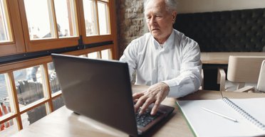 Пенсії ВПО: кому з українців не нараховують виплати на банківські картки