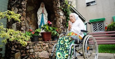 116-летняя монахиня и футбольная фанатка из Бразилии стала самым старым человеком в мире (фото, видео)