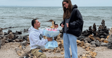 На берегу Черного моря: участник группы "Курган & Agregat" сделал предложение девушке