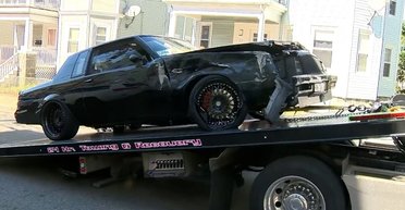 Протаранили 15 авто: воры угнали и разбили раритетный спорткар за $200 000 (видео)