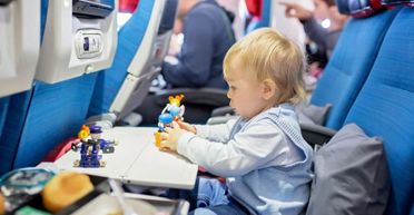 Мама сіла в літак із двома дітьми: під час польоту до неї прийшло раптове усвідомлення (відео)