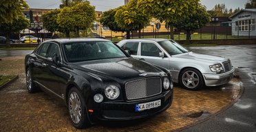 У Києві засвітилися раритетні колекційні седани з потужними V8 (фото)