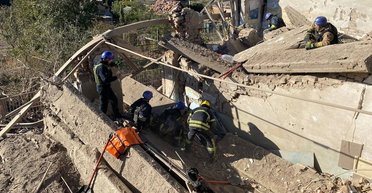 Ракетний обстріл Нікопольської гімназії: з-під завалів дістали загиблих (фото, відео)