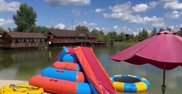 "Набирали дітей із інтернету": 10-річний хлопчик потонув на престижній базі відпочинку під Києвом (фото)