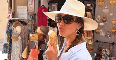 Джессіка Альба поділилася кадрами шикарного сімейного відпочинку на острові Міконос (фото)