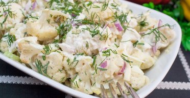 Салат из цветной капусты: рецепт, который вызвал ажиотаж в соцсетях (видео)