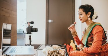 Жінка написала заяву в поліцію і кинула чоловіка, бо він просив її "вилізти" з інтернету