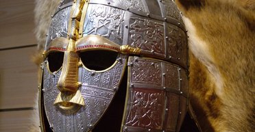 Належала Беовульфу чи загубленому королю: вчені ламають голову над золотою реліквією