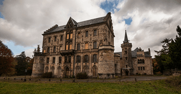 Дворец разграбили: россияне забросили замок, в котором жила семья короля Чарльза III (фото)