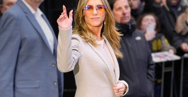 Дженніфер Еністон знялася в кумедній рекламі, висміюючи зачіску Рейчел Грін (відео)