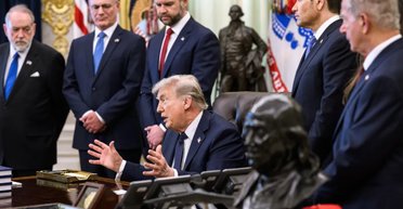 США та Іран обстріляли один одного в Ормузькій протоці: Трамп закликав іранських "психів" здатися