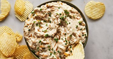 Карамелізований цибулевий соус із чипсами: чудова закуска для пивної вечірки