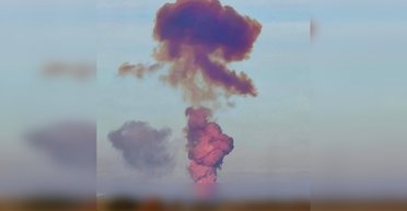 Над полигоном в Оренбурге поднялся фиолетовый дым: какая причина почти "ядерного гриба" (видео)