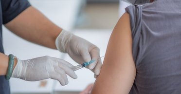 "На трьох врятованих двоє померлих". Науковий журнал потрапив у скандал через статтю про вакцини від COVID-19