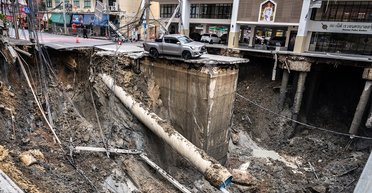 В Таиланде обвалилась четырехполосная дорога: машины упали в 18-метровый обрыв (видео)