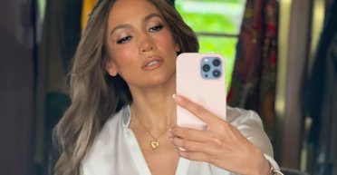 На Дженнифер Лопес подали в суд за публикацию ее собственных фото